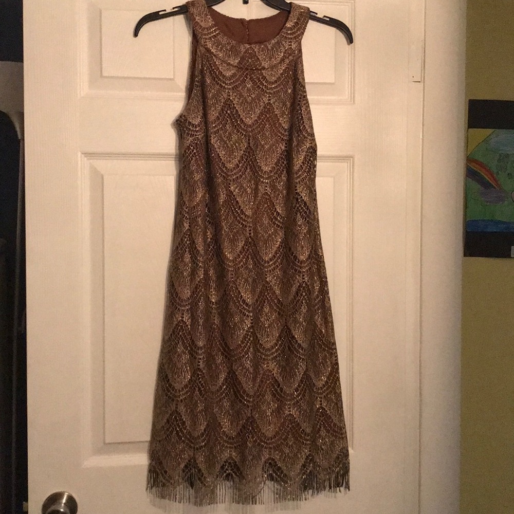 Beautiful gold dress! 👗